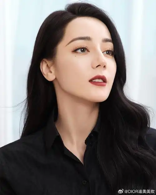 揭秘迪奥全球彩妆及香氛代言人@dear-迪丽热巴好「妆」态时刻在线的