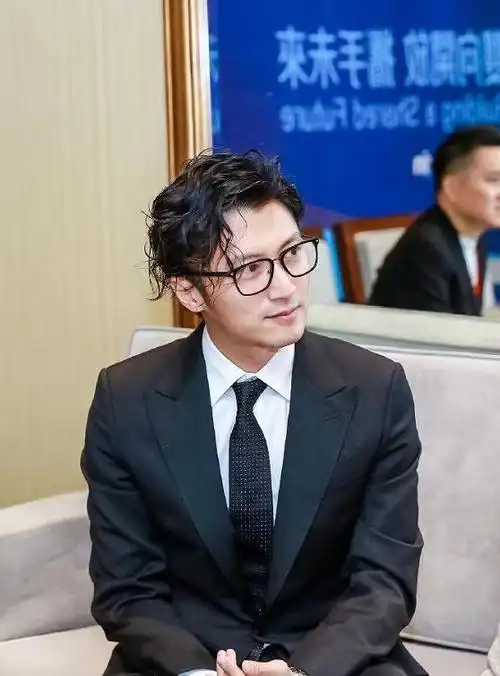 39岁谢霆锋越老越吃香烫卷发戴眼镜难怪天后王菲走不动道