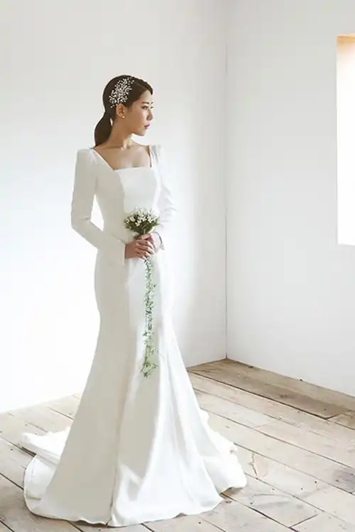 极简缎面长袖婚纱礼服户外草坪蜜月旅行旅拍新娘婚纱