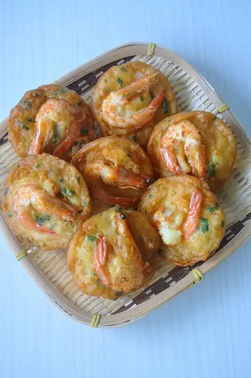 大娘摆摊做油炸虾饼用料实在,小孩很喜欢,家长:两块儿够吗?