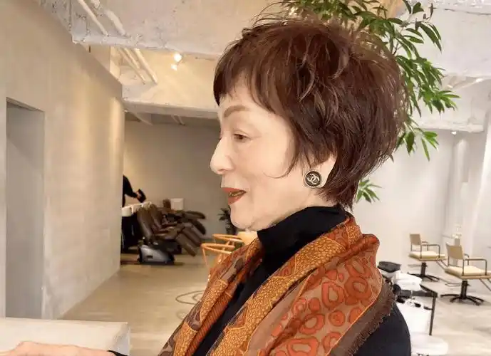 女人过了60岁后别乱烫发!