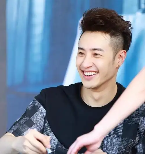 今天,就让我们一起回顾潘玮柏的成长历程