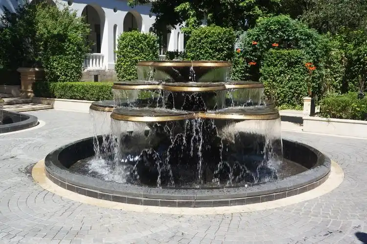 院子前的梅花瓣喷水池