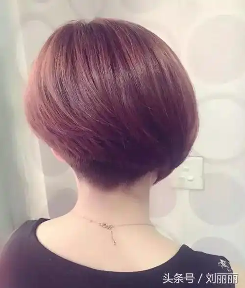 2018女士发型流行"后脖短"
