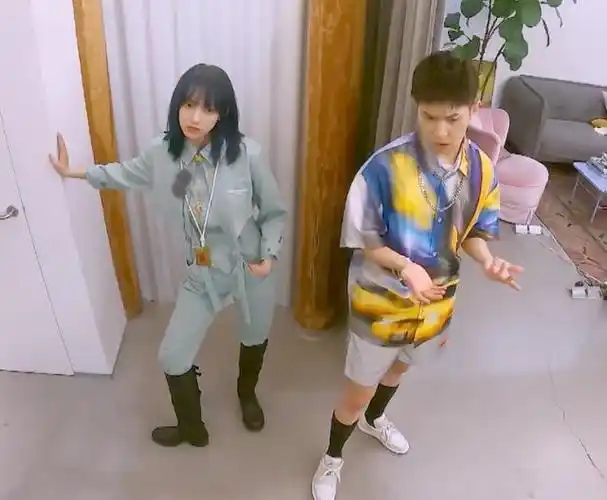 程潇和马伯骞互相搭配衣服当程潇换好装被马伯骞的审美惊艳到