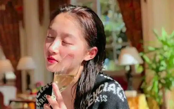 原创著名作家炮轰吴京关晓彤须限期戒烟戒酒艺人没有血肉