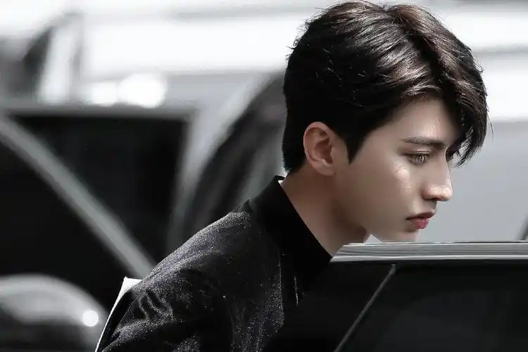 蔡徐坤《奔跑吧》宫廷风造型