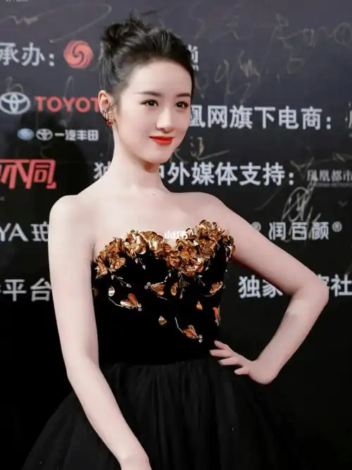 袁冰妍红毯黑天鹅