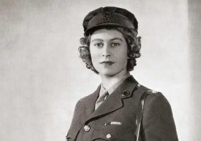 着军装的伊丽莎白公主英姿飒爽.