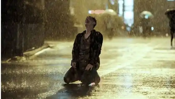 ▼失恋了后去淋雨,你以为自己是这个样子的▼别人看你们是这个样子的