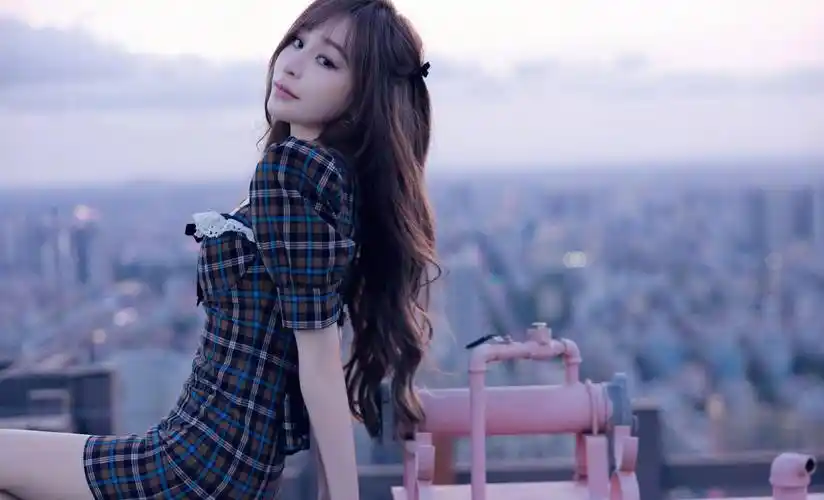 王心凌小香风穿搭,格纹短裙秀美腿,满满的夏日清甜美感_时尚_身材