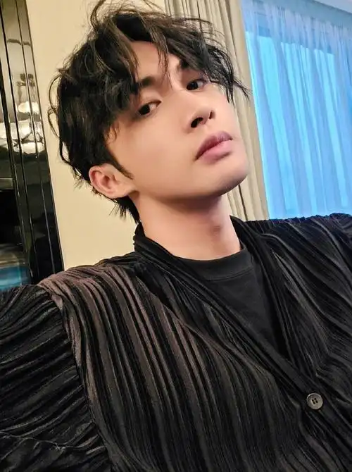 张彬彬发自拍照作为粉丝福利网友炸锅像90后了吧