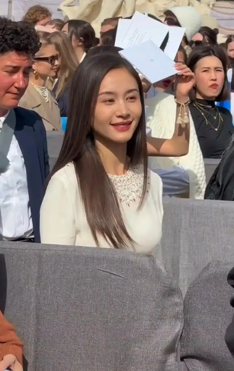 王子文亮相巴黎时装周,不算很惊艳,但是很好看! 短发干净利落 - 抖音