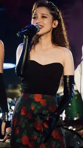 金莎音乐节新造型"妩媚迷人",抹胸配皮手套时尚又性感!