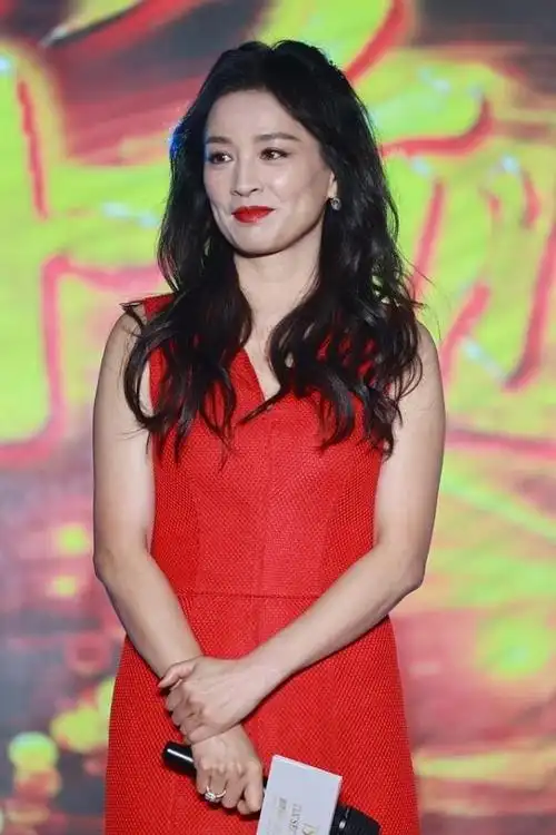 已年过半百的张庭酒窝脸看着挺有感染力穿红裙真有女人味