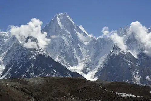伽舒布鲁姆四峰 gasherbrum iv峰  g4 右后的山尖是g2--8035米