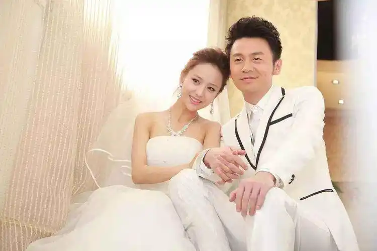 差点没忍住占"雷佟cp",佟丽娅雷佳音两人倚肩拥抱超养眼