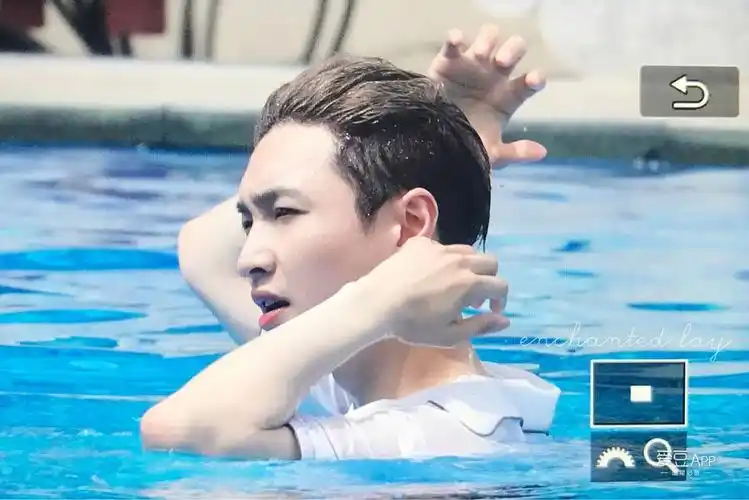 张艺兴 新闻 感谢鸡条,能让大家在炎炎夏日欣赏到艺兴的游泳时的可爱