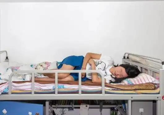 回顾:陕西一女学生操场产娃,孩子生父被捕后亮相,父母:怎么是你?