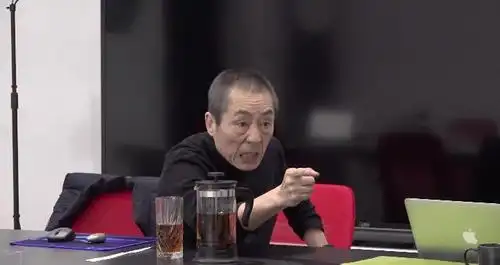 原创张艺谋拍电影像美猴王在片场手舞足蹈太激情网友这不像70岁