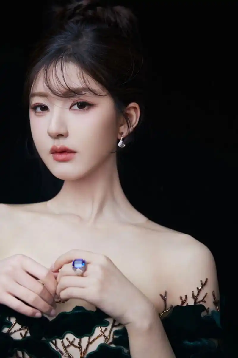 赵露思在今日活动中展现了两种截然不同的造型,令人眼前一亮.