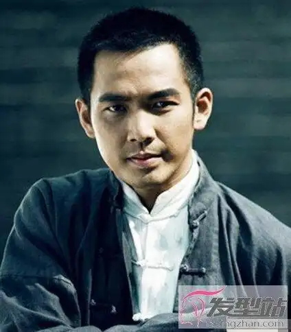 年轻男生很适合剪这款平头,侧面保留一定量的头发,是平整的修剪,顶部