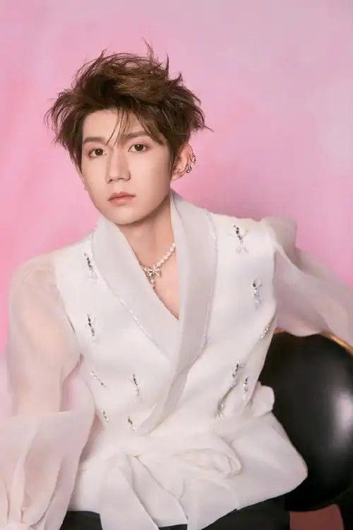 王源  qq音乐超级巅峰之夜造型,高定小王子登场,上身peet dullaert