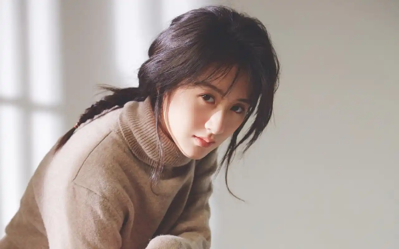 袁冰妍温婉迷人写真桌面壁纸