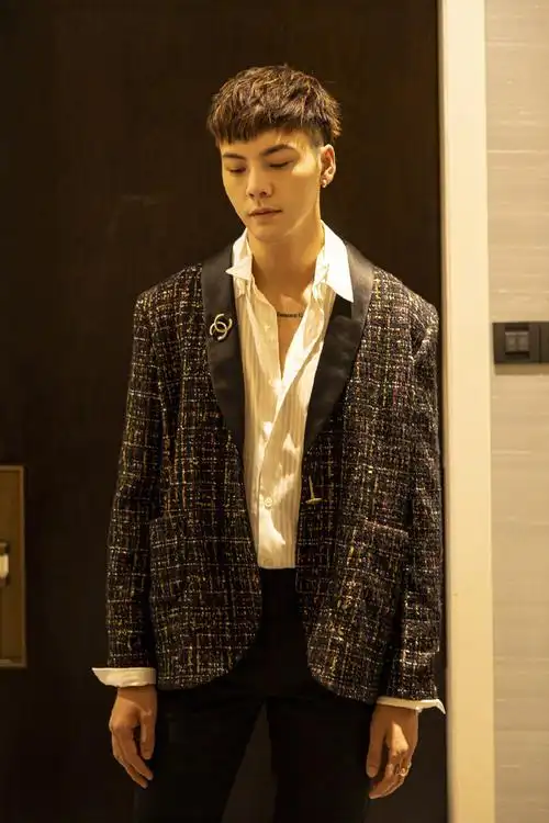 简介:陈伟霆帅气撩人写真图片,分享一组陈伟霆图片给大家,图中的明星