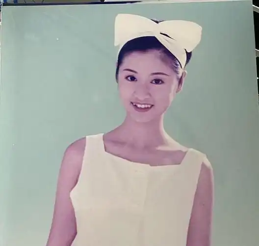 林心如晒16岁清纯照,头戴蝴蝶结穿白色连衣裙,小虎牙抢镜