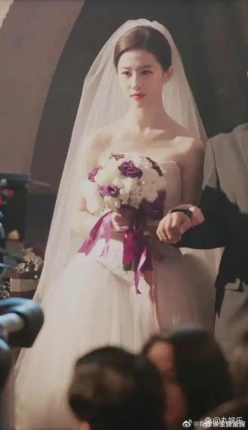 刘亦菲婚纱剧照# 啊啊啊,茜茜公主美死了,没有繁杂的头饰,也没有厚重