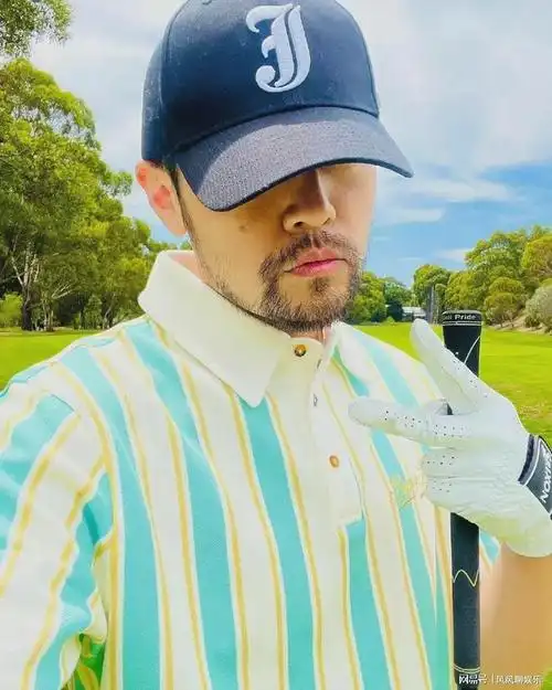 周杰伦近照被曝光胡子留这么长还浓密看着太邋遢像大叔一样