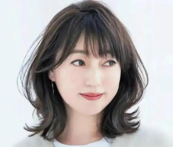 短发撩人卷的烫发方式与其他发型有所不同,需要找到势头刚好的卷发棒