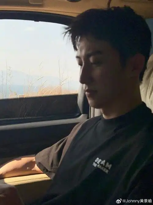 黄景瑜车内侧颜##黄景瑜认真践行尽兴生活