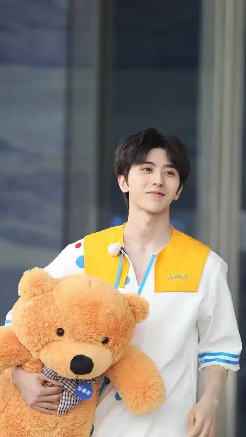 《奔跑吧》蔡徐坤撑伞氛围感路透,高糊也挡不住的帅气_造型_气质_能力