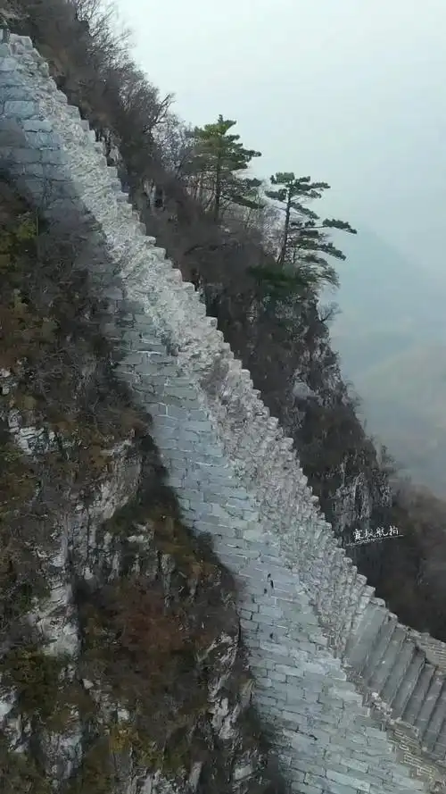 箭扣长城鹰飞倒仰段,近80度的陡坡吓退不少驴友!_手机新浪网