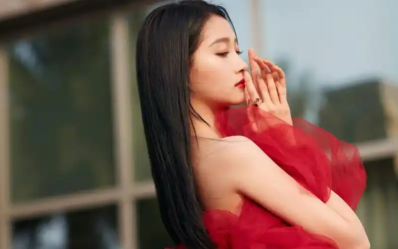 性感美女关晓彤红色露肩纱裙惊艳写真