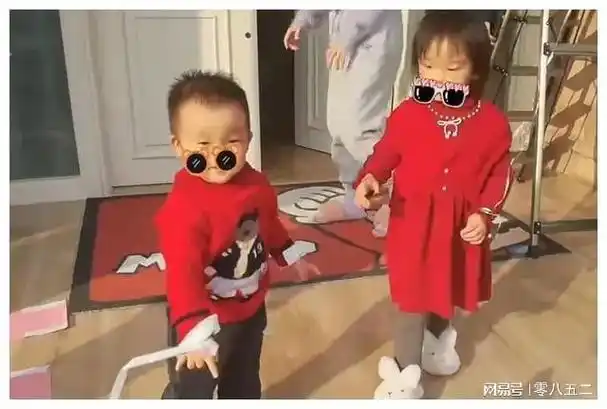 二胎儿子玩耍的时候不小心摔倒,郑恺心疼抱着孩子一直哄,大女儿安娜站