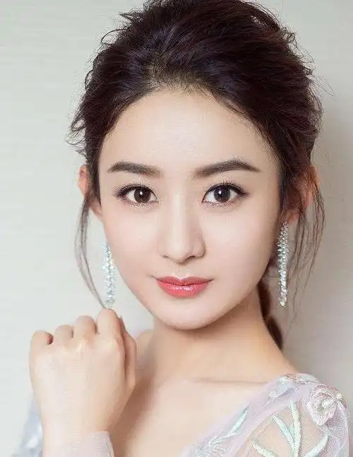 但赵丽颖最重要的身份是一位母亲,她有一个可爱的儿子叫想想,是她和