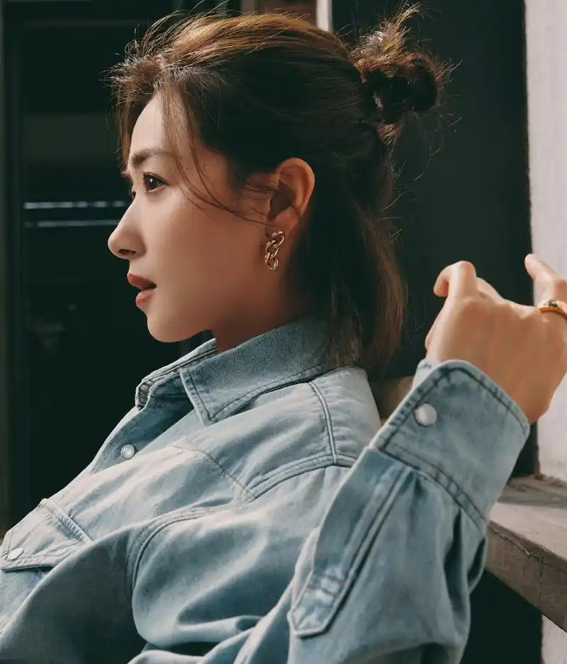 不得不说,万茜是真漂亮,近照御姐范十足.就是裙子看着有点重的感觉.