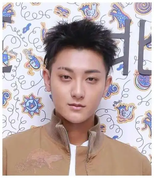 黄子韬胖了20斤,皮肤也黑了,土味浓浓,别有一种味道