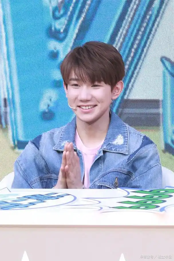 11月29日讯,近日,备受瞩目的人气偶像王源被曝出了一段感情曝光,令