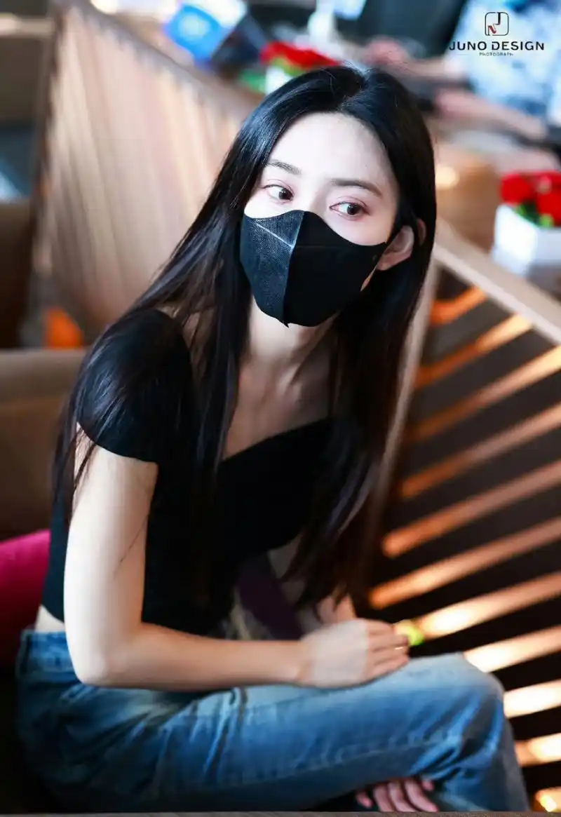 孟子义机场私服来了,黑色短袖搭牛仔裤尽显好身材,粉色包包如画龙点睛