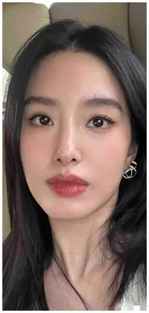 杨采钰的素颜告诉我们:明星的真实面容让容貌焦虑烟消云散!