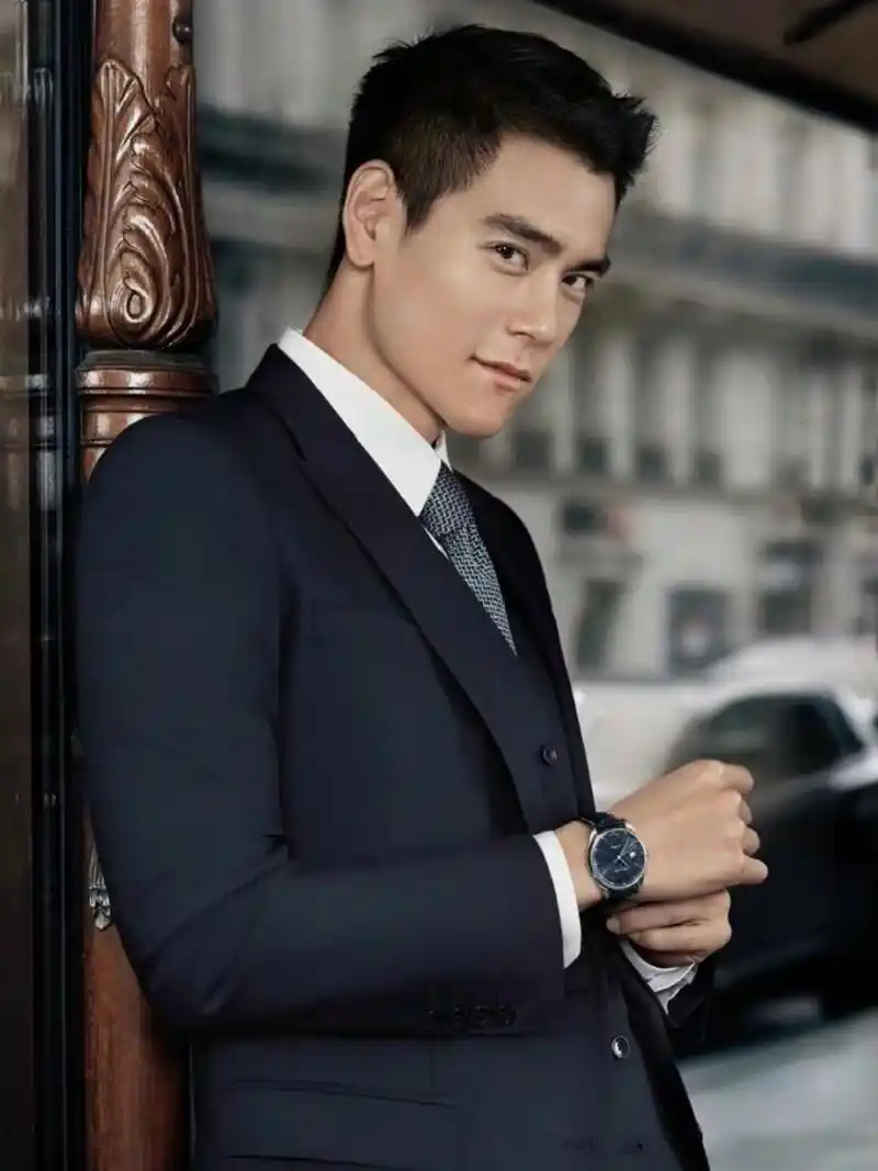 我宣布彭于晏 是西装天花板没有意见吧 不论是暗红色西服还是纯黑色