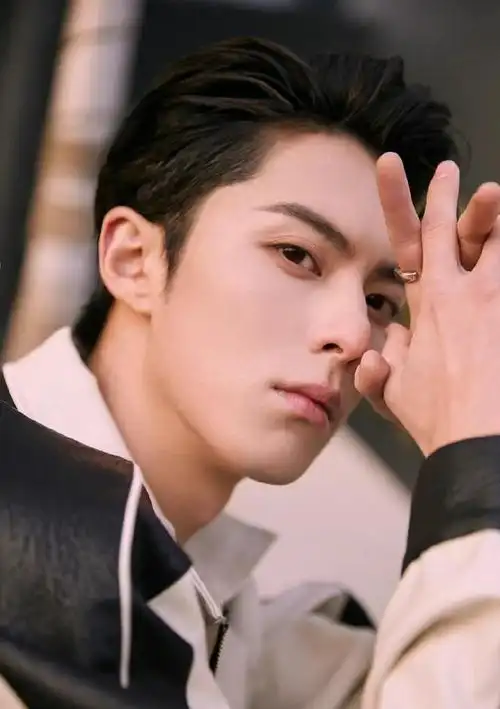 王鹤棣工作室 微博释出王鹤棣黑白撞色皮衣随拍,真的有被鹤棣帅到呀