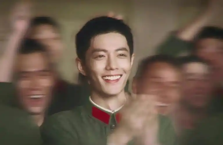 身着军装的肖战