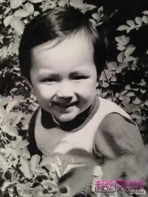组图:帅哥小时候这么萌!冯绍峰自曝童年照