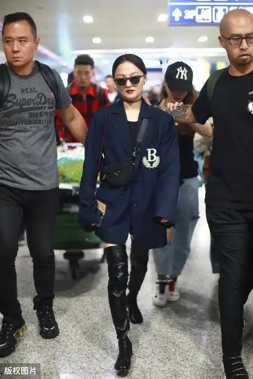 张韶涵好会穿快40岁还走暗黑路线西装配长靴气场足有一米八