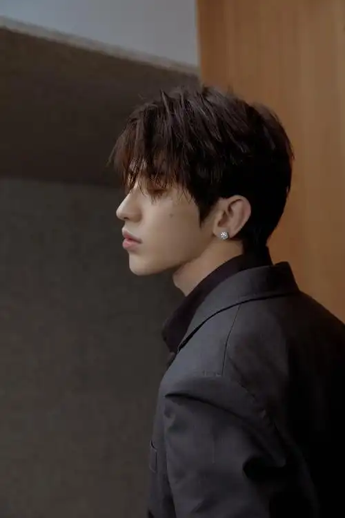 蔡徐坤烟灰色西装帅气图片写真